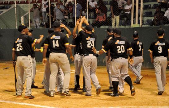Picapiedras y Cementera se citan en final del softbol de ligas del Distrito Nacional