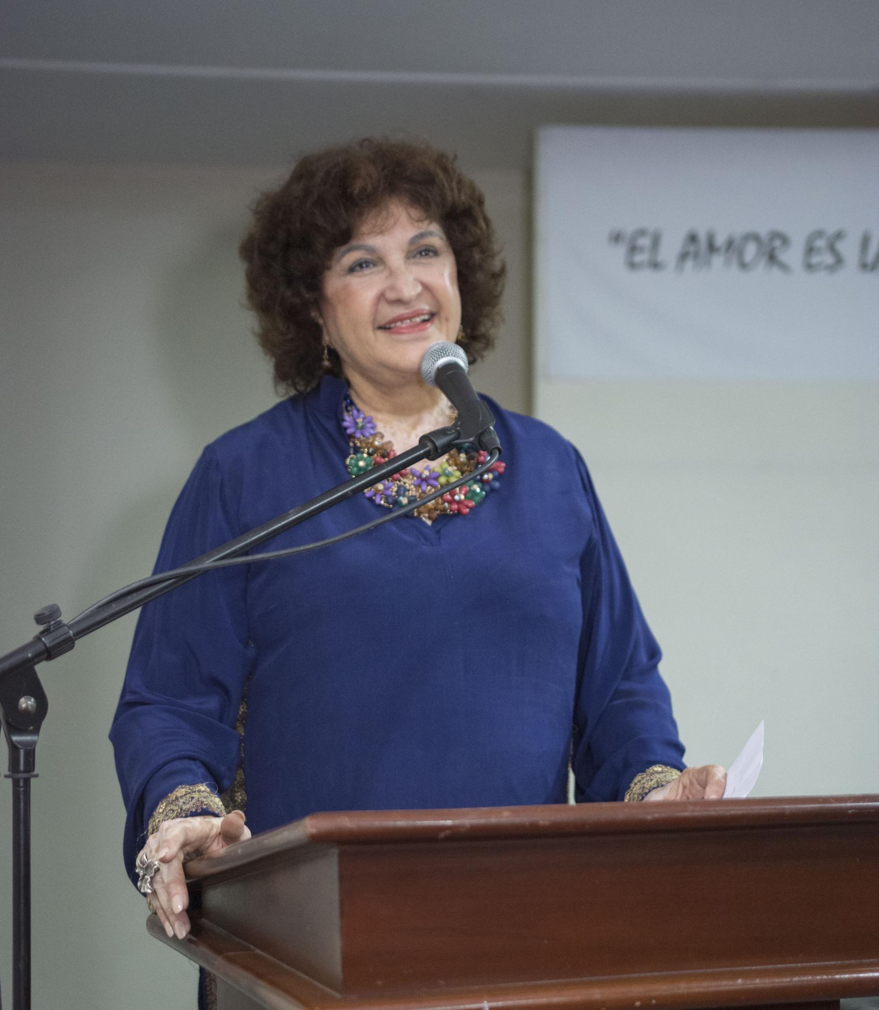 La poeta Chiqui Vicioso fungió como maestra de la ceremonias del evento.