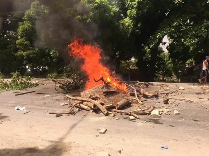 También quemaron ramas y gomas
