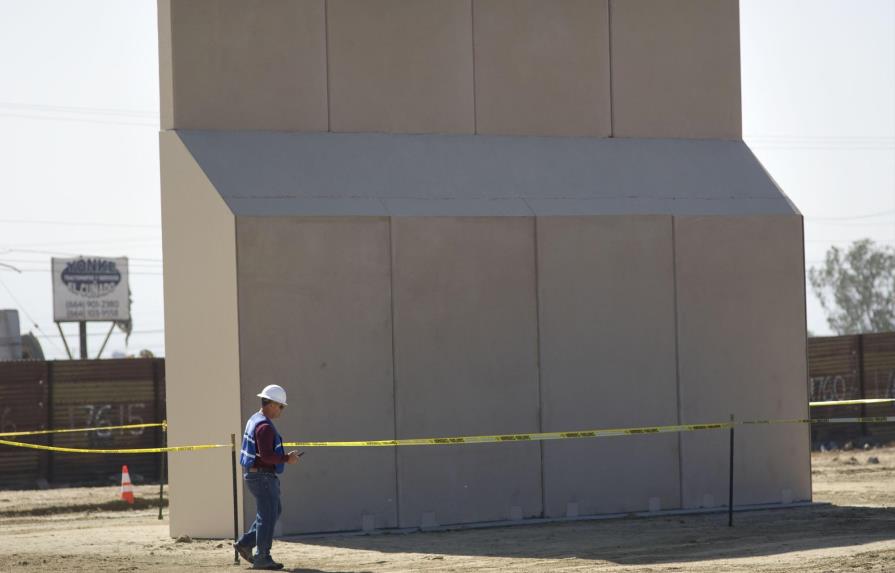 Cuatro de los ocho prototipos del muro de EE.UU. con México ya están terminados