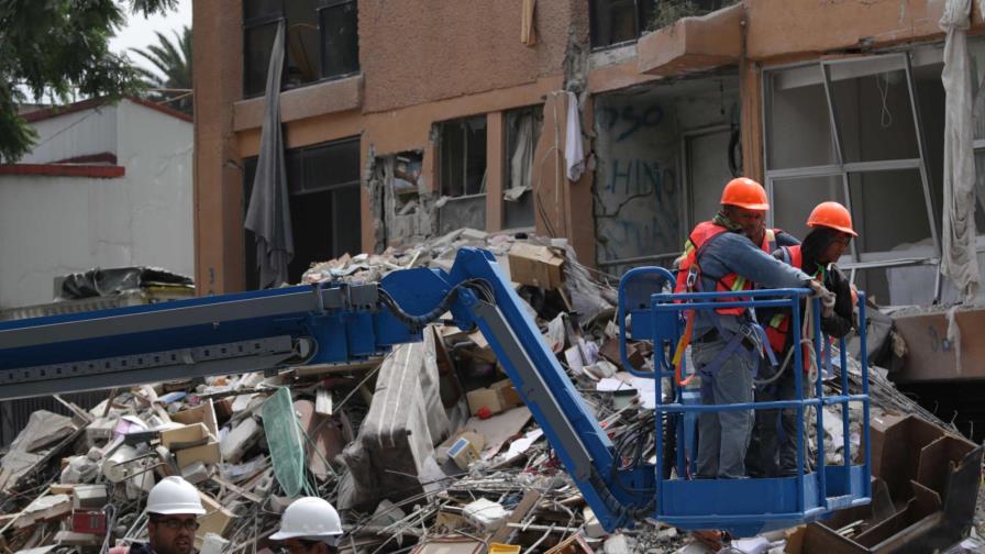 Afectados conmemoran con cadena humana el primer mes de terremoto en México