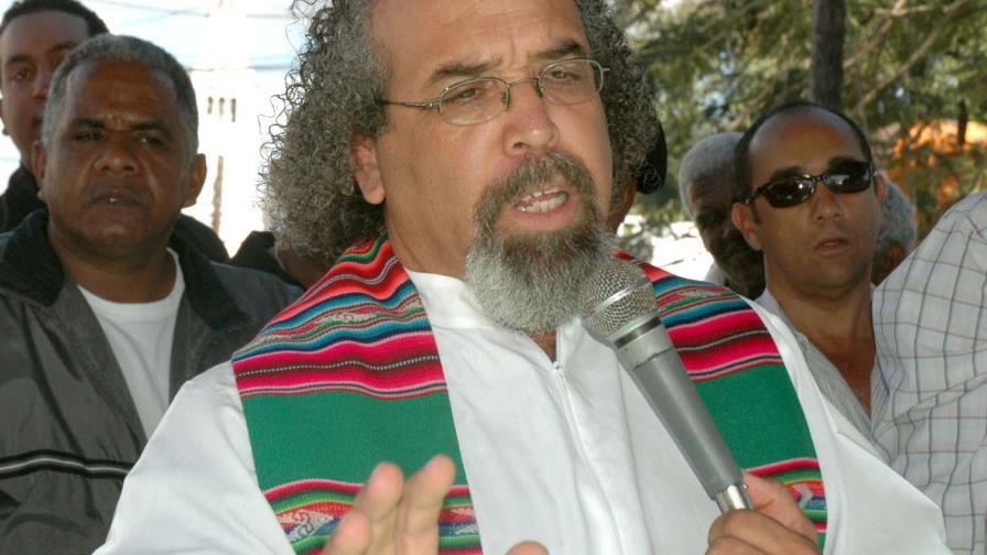 El padre Rogelio Cruz dice sociedad colapsó y está podrida