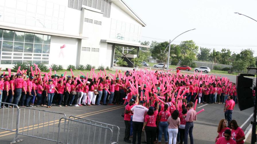 Forman lazo humano por Día Mundial Contra Cáncer de Mama Forman lazo humano por Día Mundial Contra Cáncer de Mama