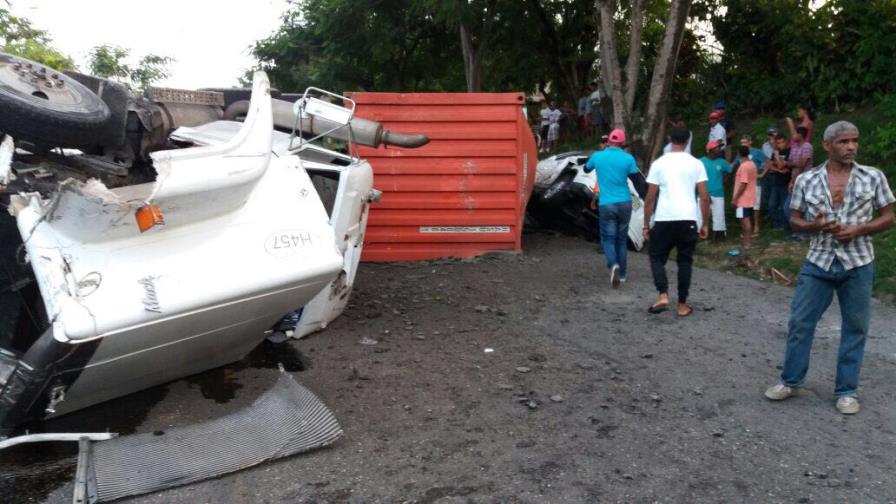 Dos muertos y cuatro heridos en accidente de tránsito en carretera Navarrete-Puerto Plata Dos muertos y cuatro heridos en accidente de tránsito en carretera Navarrete-Puerto Plata