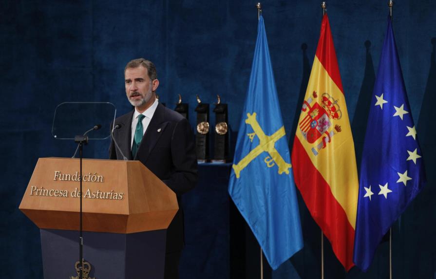 Felipe VI dice que democracia resolverá el “inaceptable” intento de secesión