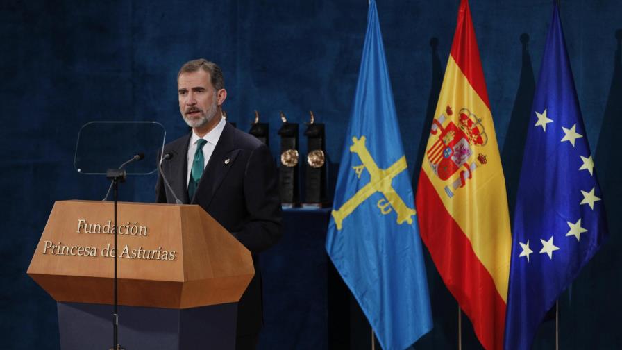 Felipe VI dice que democracia resolverá el “inaceptable” intento de secesión