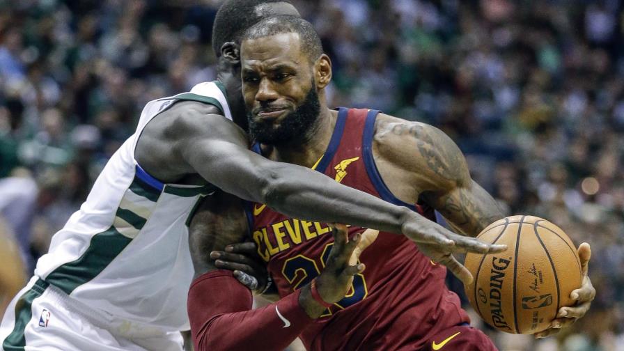 LeBron marca el ritmo de los Cavaliers para mantenerlos perfectos en primeros dos partidos