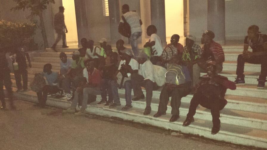 Policía de El Seibo detiene 22  haitianos indocumentados que eran transportados en un minibús 