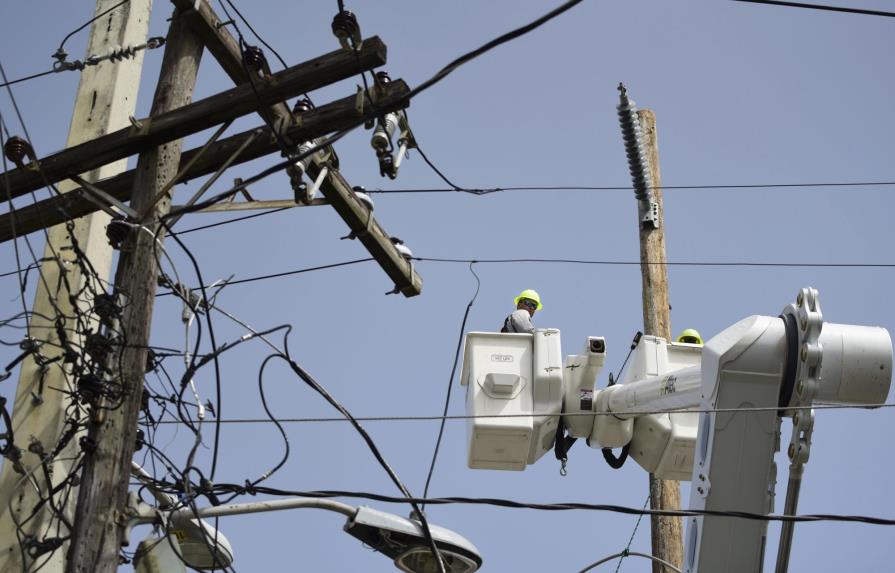 Gobernador de Puerto Rico mantiene el plazo de diciembre para recuperar electricidad 