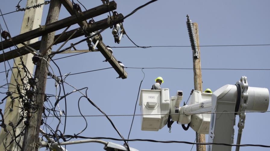 Gobernador de Puerto Rico mantiene el plazo de diciembre para recuperar electricidad Gobernador de Puerto Rico mantiene el plazo de diciembre para recuperar electricidad