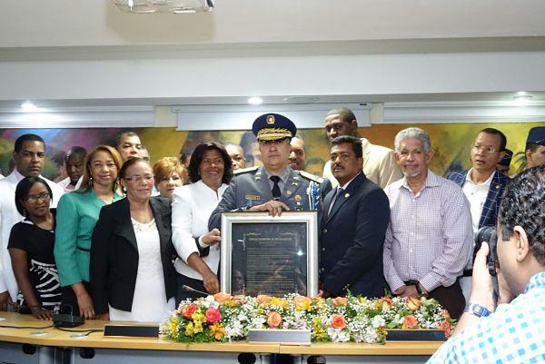 Director de la Policía es reconocido por el ayuntamiento de Los Alcarrizos como hijo distinguido
