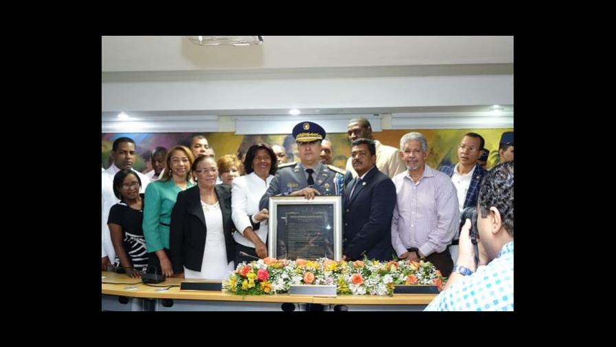 Director de la Policía es reconocido por el ayuntamiento de Los Alcarrizos como hijo distinguido