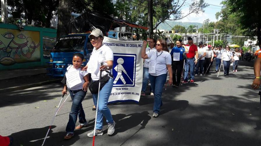Ciegos exigen limpiar áreas peatonales de Bonao