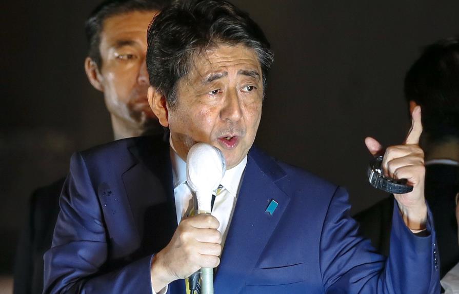 Abren los colegios electorales en Japón para comicios con Abe como favorito