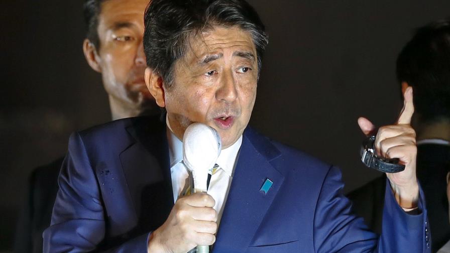 Abren los colegios electorales en Japón para comicios con Abe como favorito
