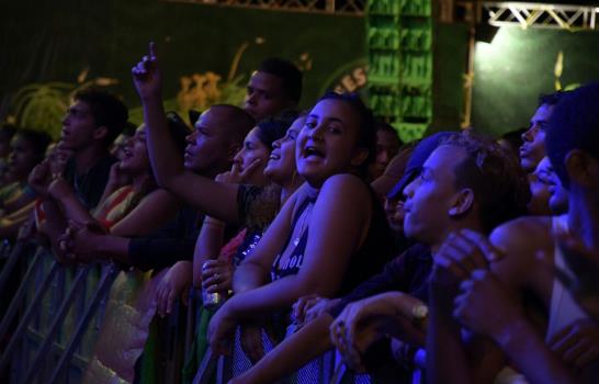 La lluvia no paró la fiesta en Jarabacoa durante concierto de calentamiento 