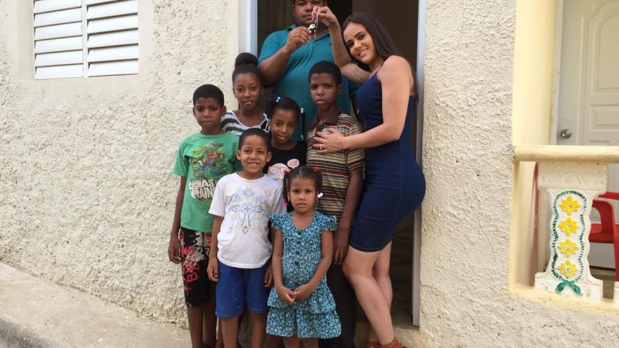 Mabel Henríquez construye casa a familia que perdió todo en un incendio