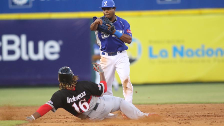 Leones aprovechan pobre defensa azul para ganar su tercer juego corrido