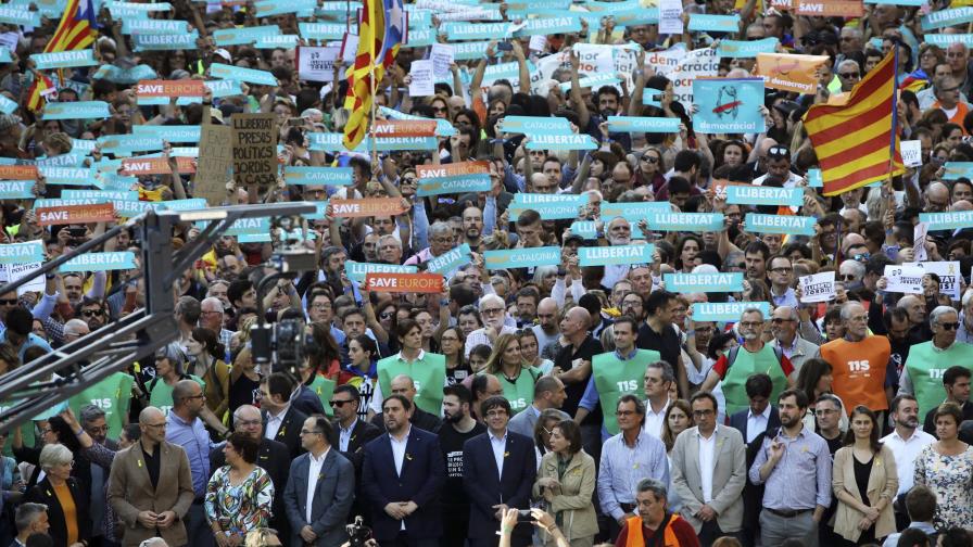 Independentistas catalanes preparan respuesta a la intervención de Rajoy