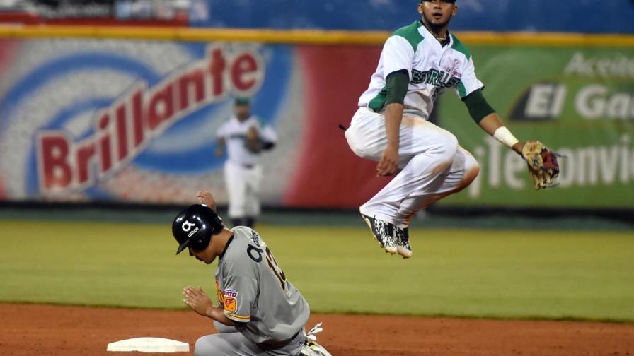 Las Águilas se imponen a Estrellas con buen pitcheo y bateo oportuno