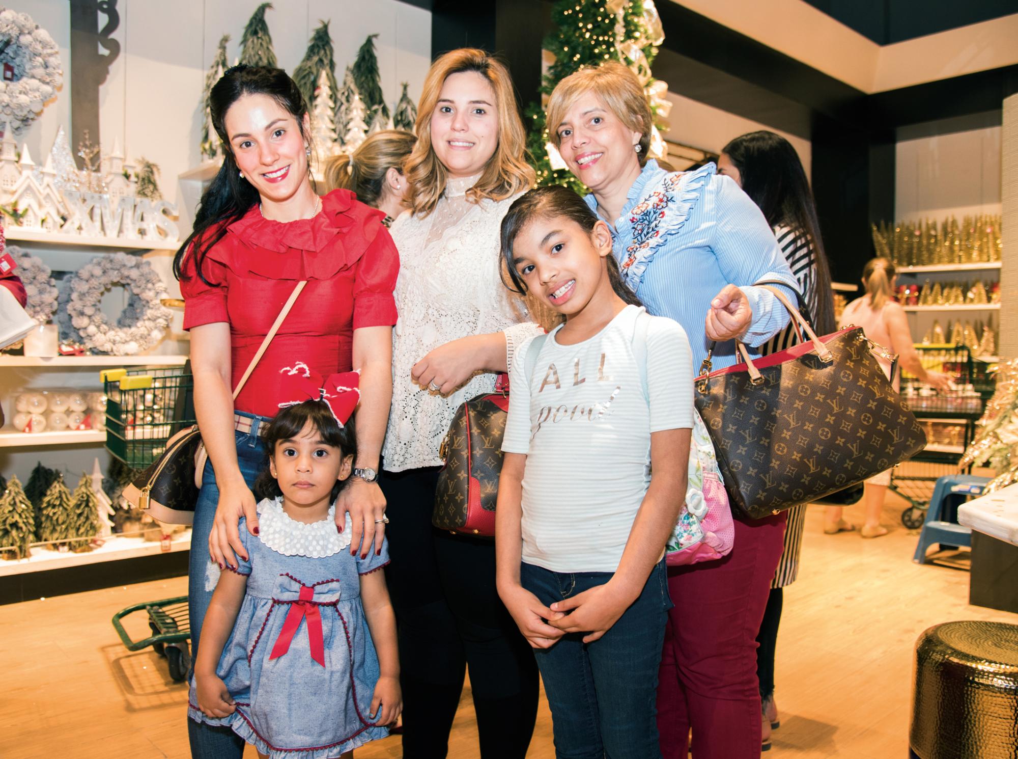 Daniela Santos, Perla María, Melissa Pineda, Glory Pineda y Manuela Luna de Pineda.