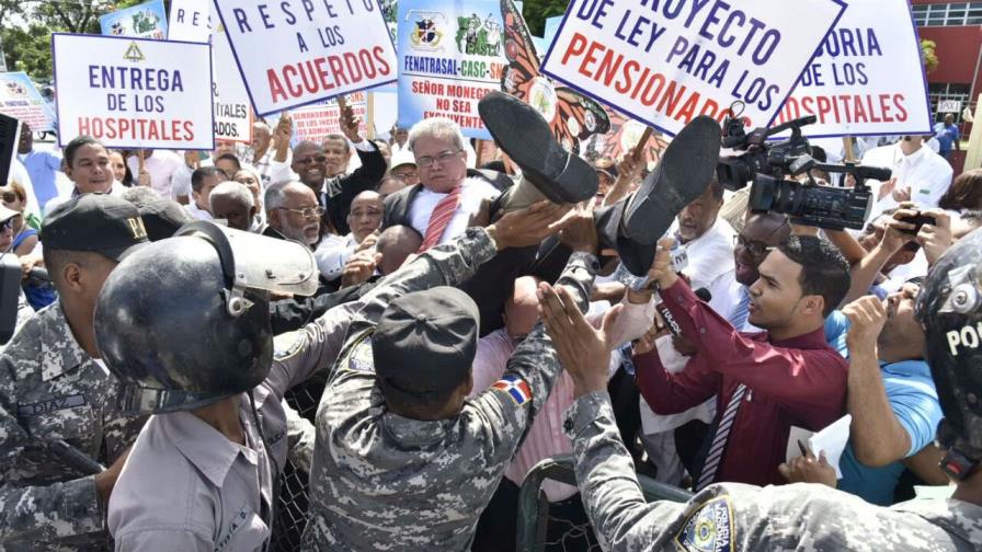 Waldo trata de entrar a la fuerza al Ministerio de Salud tras manifestación 