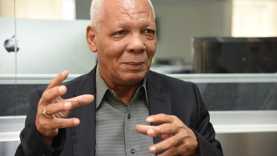 Poeta Ernest Pépin propone la fundación de una biblioteca caribeña Poeta Ernest Pépin propone la fundación de una biblioteca caribeña