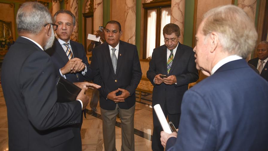 Gobierno responde con comunicado a Sociedad de Diarios: dice que sí habla