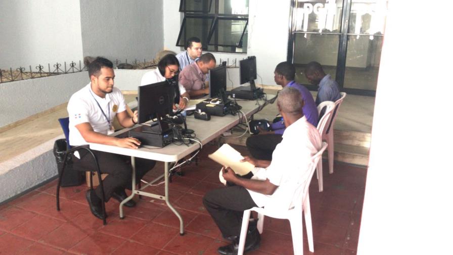 Migración ratifica entrega documentos a extranjeros acogidos al Plan de Regularización 