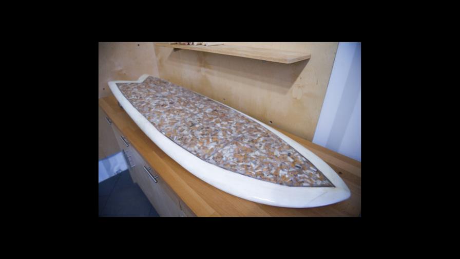 Asombra tabla de surf hecha con colillas de cigarrillos 
