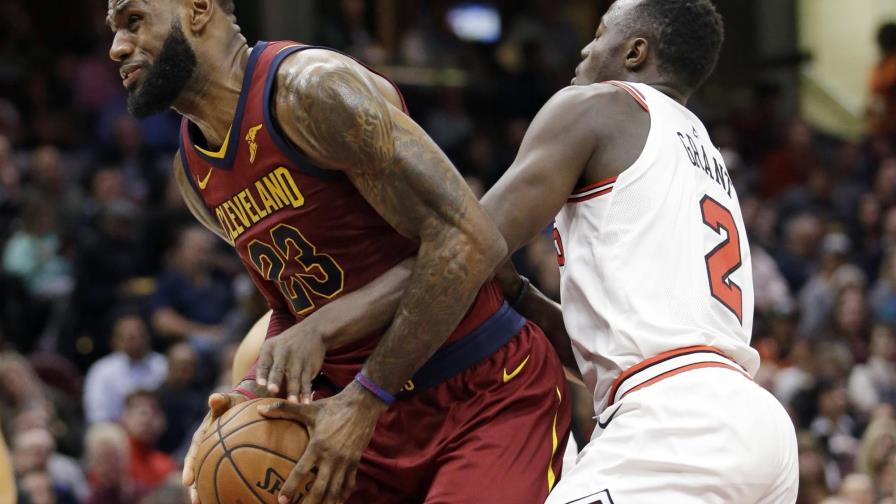 Como armador, LeBron anota 34 y Cavs derrotan a Bulls 
