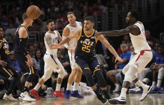 Clippers doblegan a Jazz y siguen invictos 