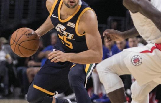 Clippers doblegan a Jazz y siguen invictos 