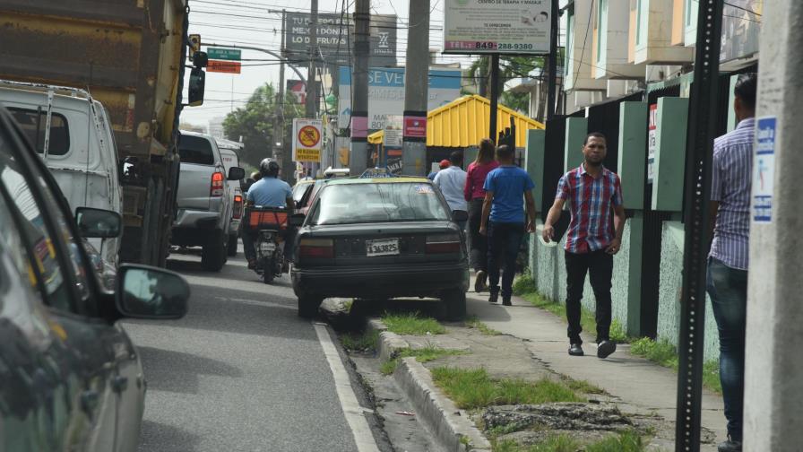Paradas improvisadas son obstáculos para el tráfico en las vías de la ciudad