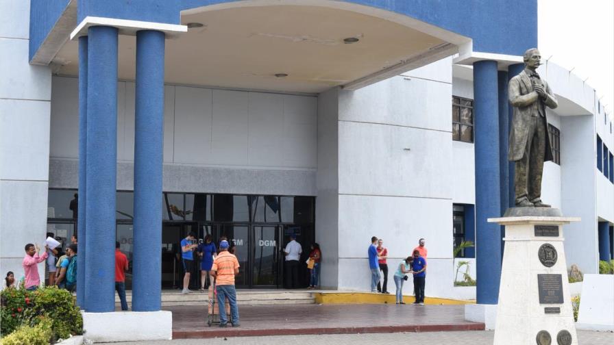 Extranjeros acuden a Migración a retirar su carné de residencia