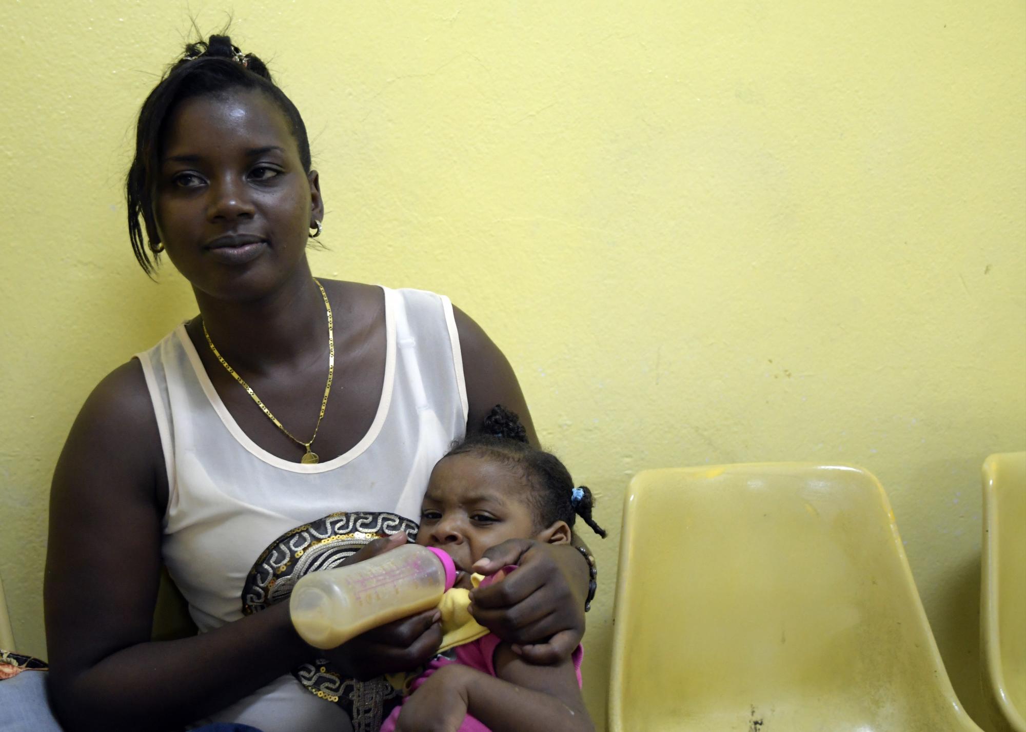 Rosibelis Espinal, salió de San Cristóbal a llevar a su niña a terapia en hospital Robert Reid, en la capital, sin embargo, no le dieron el servicio.