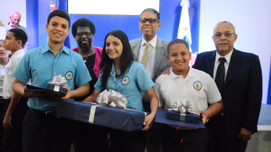 Inposdom premia ganadores del Concurso Juvenil de Composiciones Epistolares