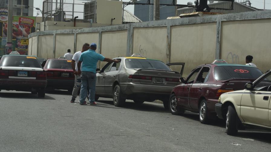 Paradas improvisadas representan un obstáculo en las vías de la ciudad 