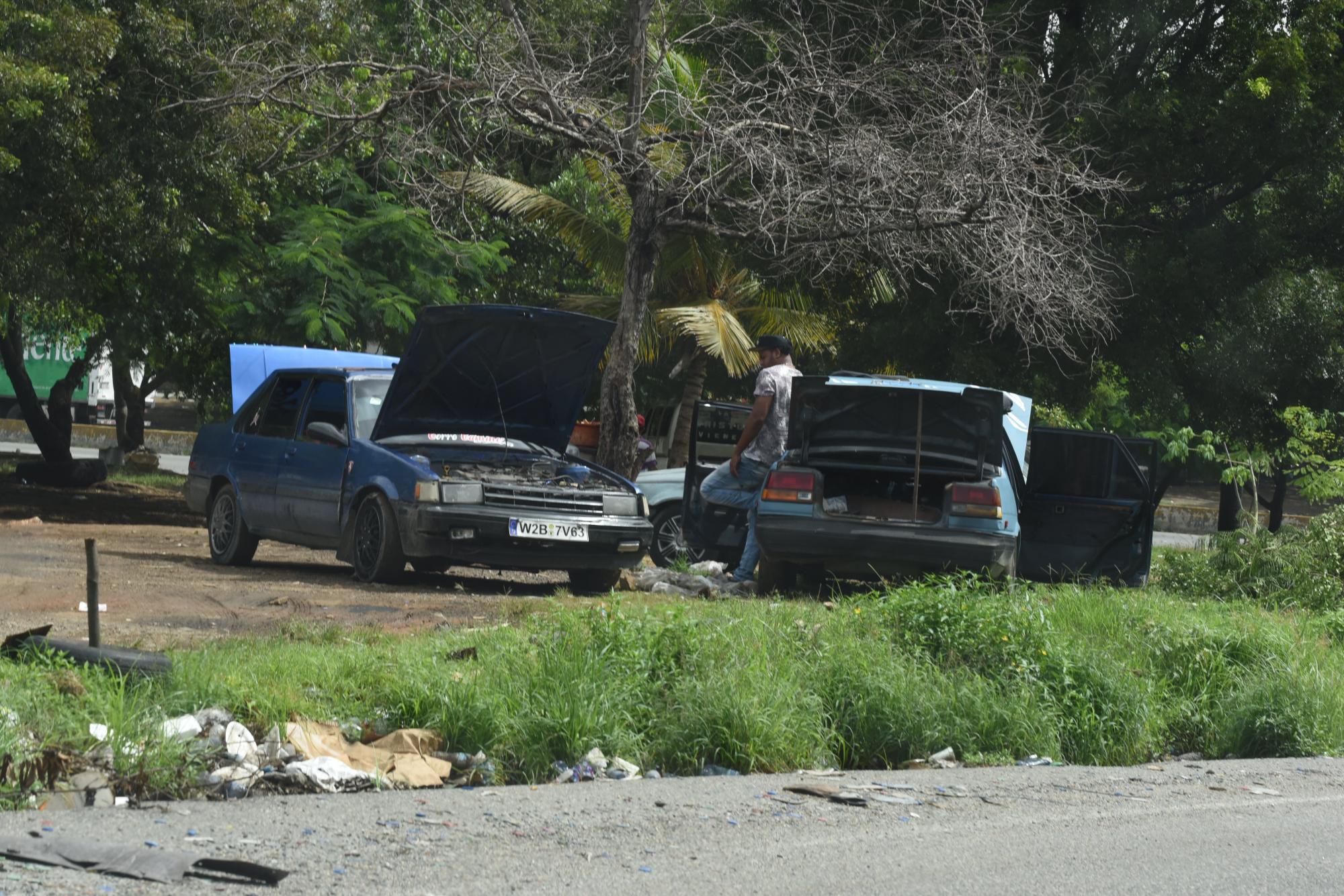 Los choferes de carros públicos no solo obstaculizan las vías sino también utilizan áreas verde para estacionarse 