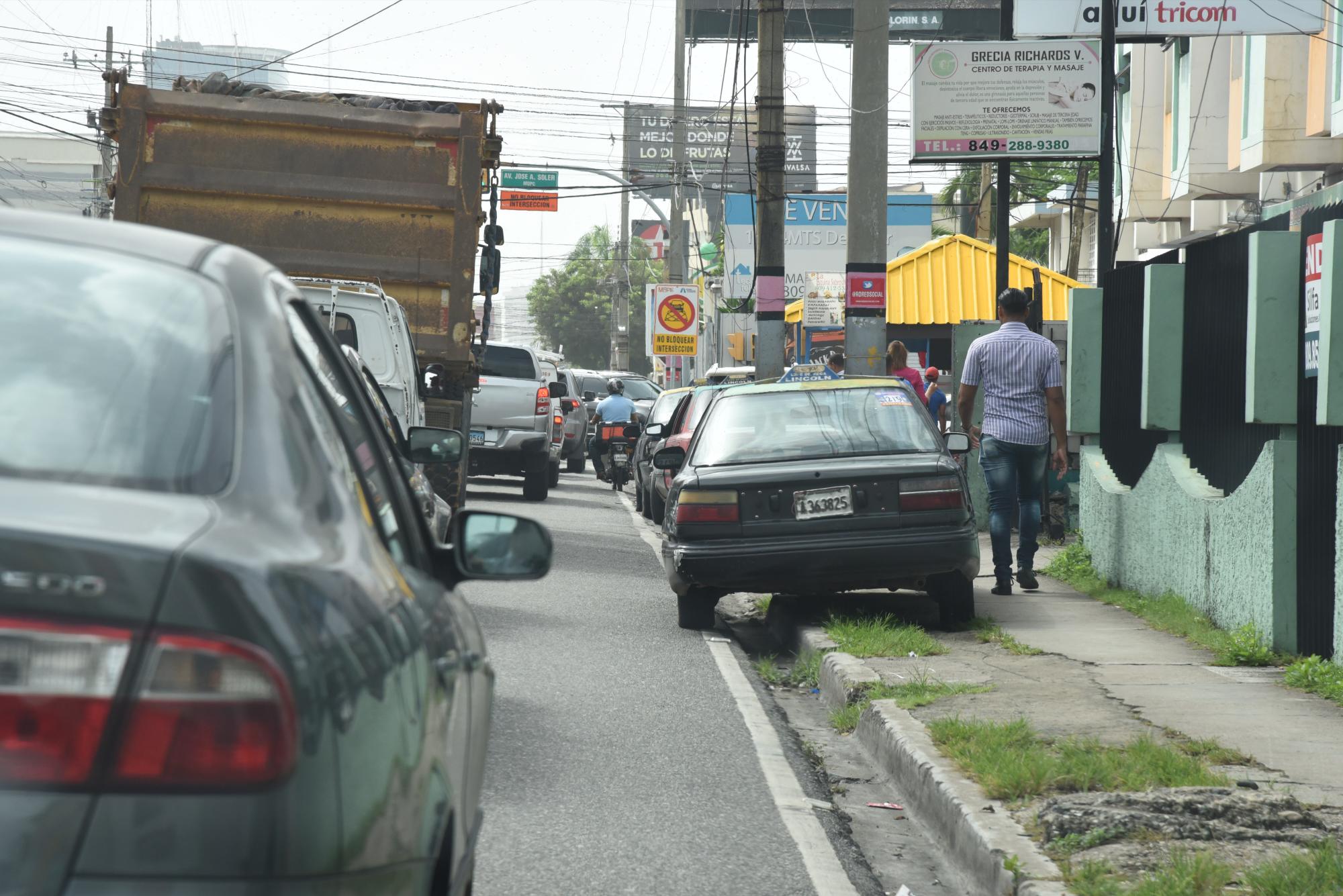 Parada improvisada en la avenida Lope de Vega, casi esquina José Amado Soler
