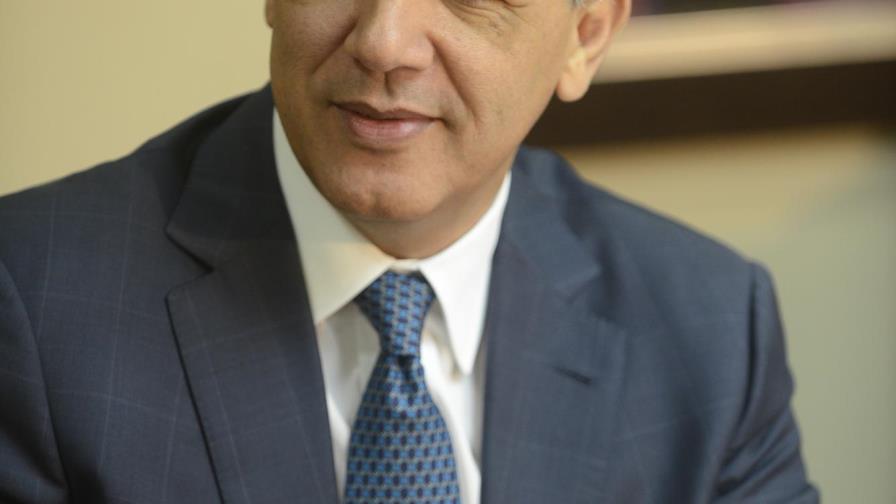 Ministro Administrativo entrega RD$2 millones a Fondo Solidario