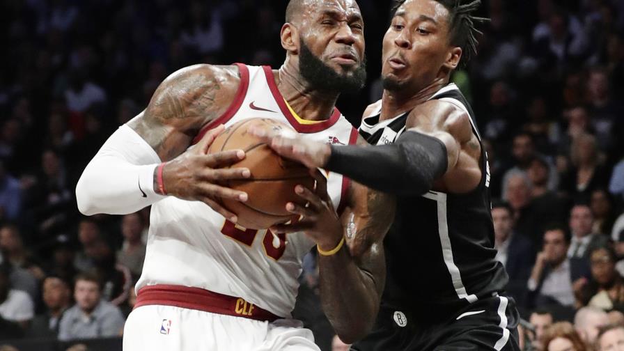 Triple de Dinwiddie opaca el primer triple-doble de LeBron James