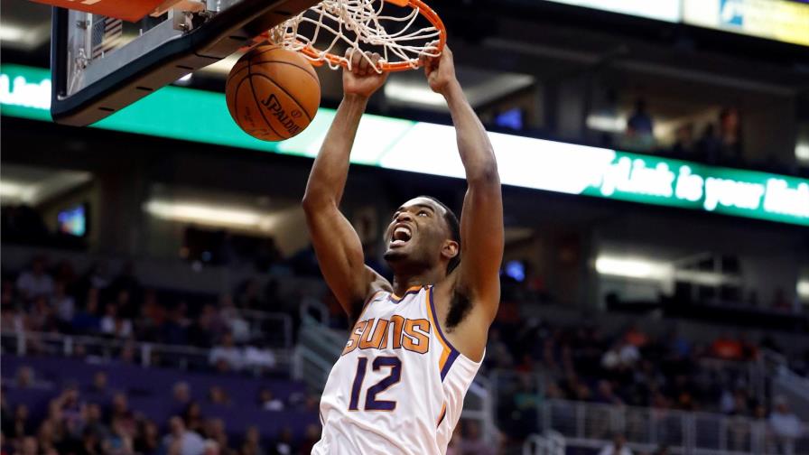 T.J. Warren anota 27, Suns suman nueva victoria con Triano 