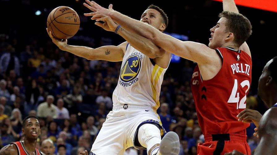 Con triples de Curry y Durant los Warriors ganan a Raptors