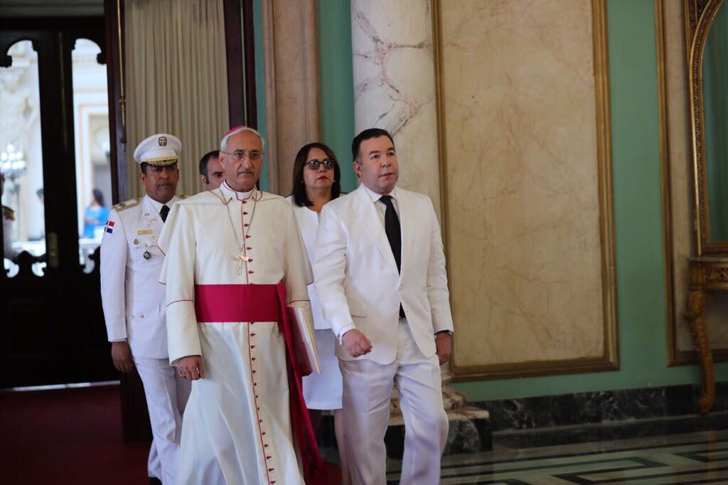 El nuncio apostólico Ghaleb Bader es conducido por el personal de protocolo a entregar sus cartas credenciales al presidente Medina.