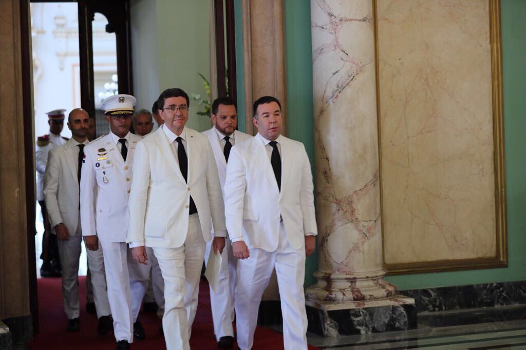 El embajador de Italia, Andrea Canepari (izquierda) después de llegar al Palacio Nacional para hacer entrega de sus cartas credenciales al presidente Medina.