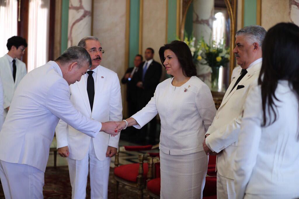 Byung-Yun Kim, embajador de la República de Corea, saluda a la vicepresidenta Margarita Cedeño de Fernández. Observan el presidente Danilo Medina (segundo de la izquierda) y el canciller Miguel Vargas Maldonado (segundo de la derecha).