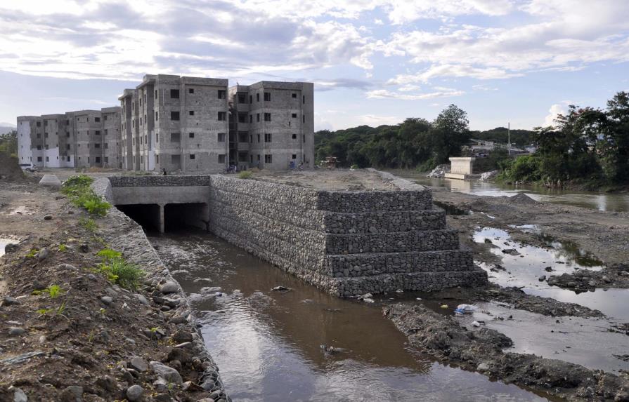 Opiniones divididas por residencial construye el Gobierno cerca del río Camú en La Vega