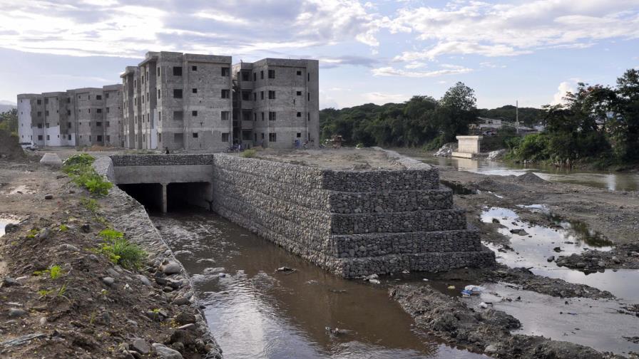 Opiniones divididas por residencial construye el Gobierno cerca del río Camú en La Vega