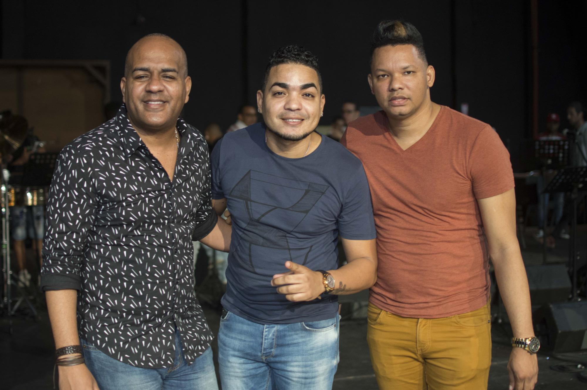 Los cantantes de Revolución Salsera 